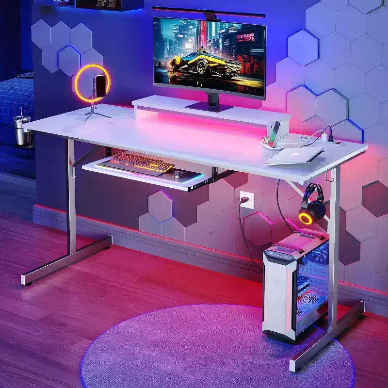 Scrivania da Gaming da 63 pollici con Luci LED e Prese di Corrente, Scrivania per Computer con Rialzo per Monitor e Vassoio Tastiera per Ufficio Domestico