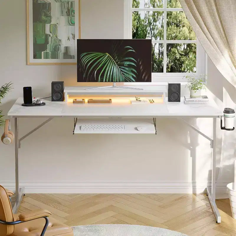 Scrivania da Gaming da 63 pollici con Luci LED e Prese di Corrente, Scrivania per Computer con Rialzo per Monitor e Vassoio Tastiera per Ufficio Domestico