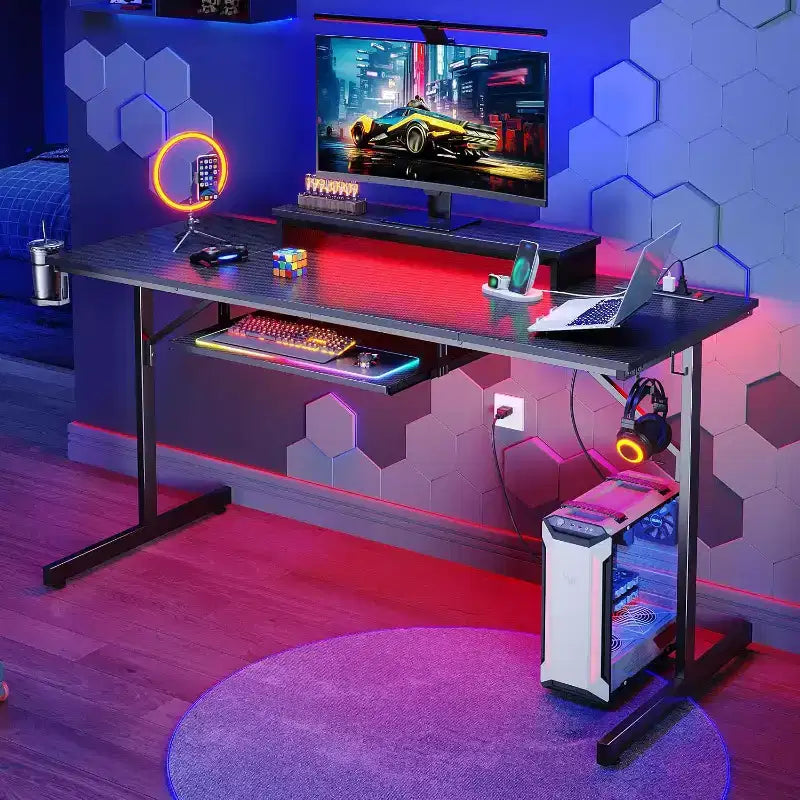 Scrivania da Gaming da 63 pollici con Luci LED e Prese di Corrente, Scrivania per Computer con Rialzo per Monitor e Vassoio Tastiera per Ufficio Domestico