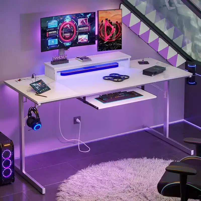 Scrivania da Gaming da 63 pollici con Luci LED e Prese di Corrente, Scrivania per Computer con Rialzo per Monitor e Vassoio Tastiera per Ufficio Domestico