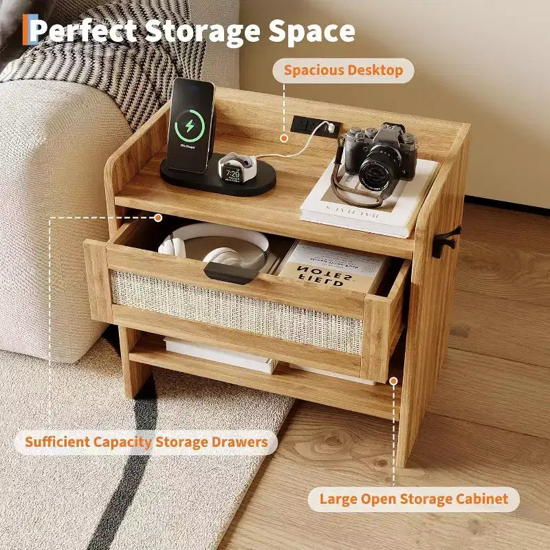 Comodino in Vimini con Stazione di Ricarica Tipo-C, Tavolino Bohemien con Cassetto e Scomparto Aperto per la Camera da Letto