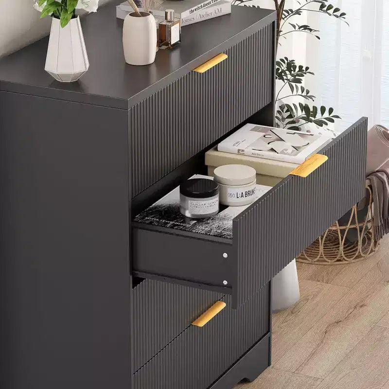 Comò scanalato per camera da letto con 4 cassetti, cassettiera moderna alta 98 cm con maniglie in metallo dorato, comò ampio per corridoio, armadio