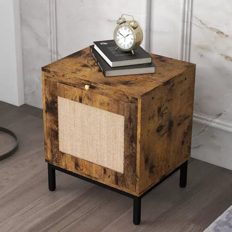 Comodino in Legno con Anta in Rattan, Struttura Robusta, Design Elegante, per Camera da Leto, Soggiorno