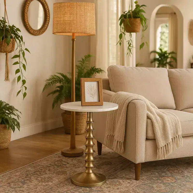 Tavolino, comodino o mobiletto elegante per l'arredamento della stanza - Piano in marmo con base a coste per l'arredamento della camera da letto o del soggiorno - 22 Bianco e Oro
