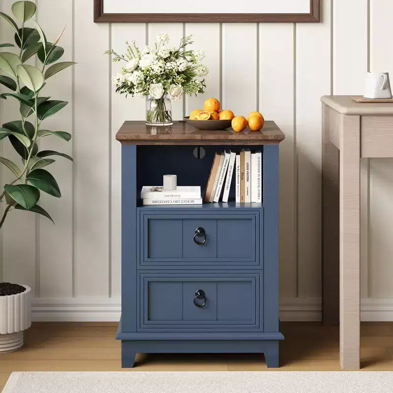 Comodino in legno da 18 pollici con stazione di ricarica USB, comodino moderno scanalato, schedario a due cassetti con ripiano, tavolino da letto