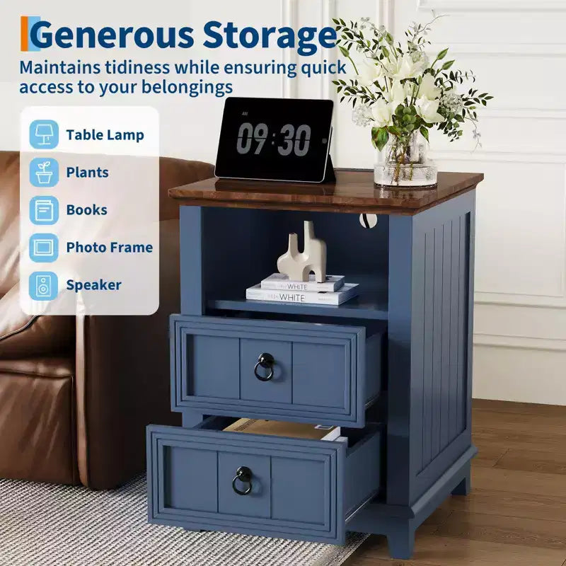 Comodino in legno da 18 pollici con stazione di ricarica USB, comodino moderno scanalato, schedario a due cassetti con ripiano, tavolino da letto